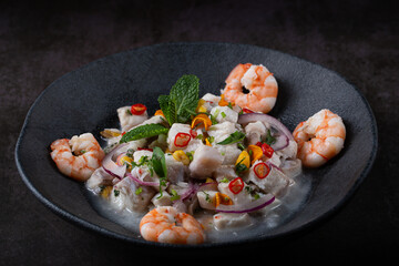 Ceviche de robalo com raspas de coco.