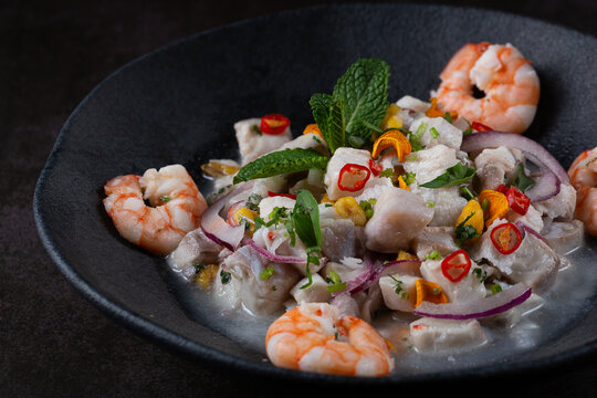 Ceviche de robalo com raspas de coco.