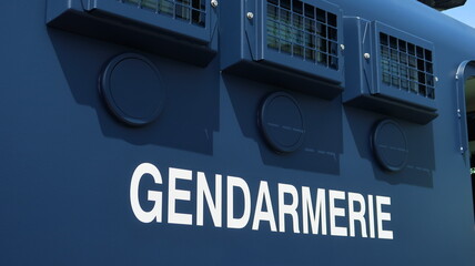 "Gendarmerie" inscrit en français sur la carrosserie d’un fourgon bleu (France)