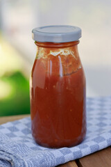 selbstgemachter Tomatenketchup in einer kleinen Flasche