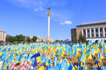 Küchenrückwand glas motiv Independence Square with yellow and blue flags in memory of the fallen defenders of Ukraine in war time in Kyiv, Ukraine © Lindasky76