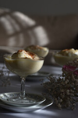 Taça com sobremesa cremosa de ovos. 
