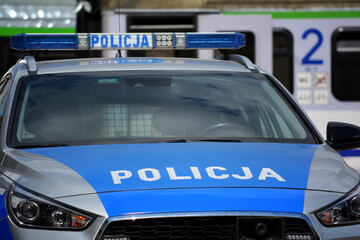 Radiowóz polskiej policji podczas obsługi interwencji na terenie kolejowym.  - obrazy, fototapety, plakaty