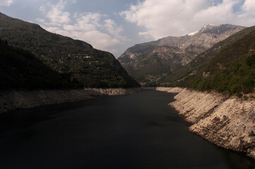 Verszasca Staudamm im Valle Verzasca - Blick auf den halb gefüllten See