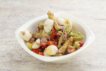 Salad with tuna and avocado