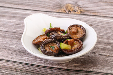 Marinated shiitake mushrooms with herbs