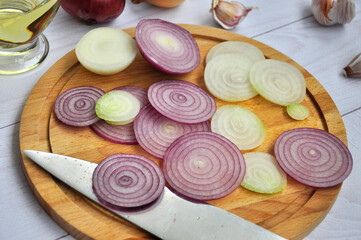 Obraz na płótnie Canvas Onion sliced on a wooden chopping board.