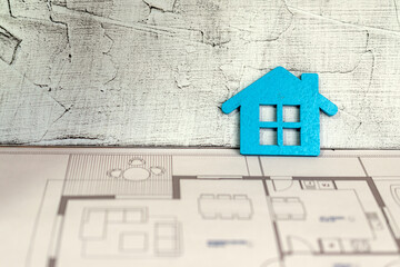 casita junto a plano de vivienda, inmobiliaria, maqueta 