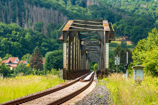 Die Eisenbahnbr&uuml;ckein Stahlfachwerk  &uuml;ber die Weser bei Vlotho