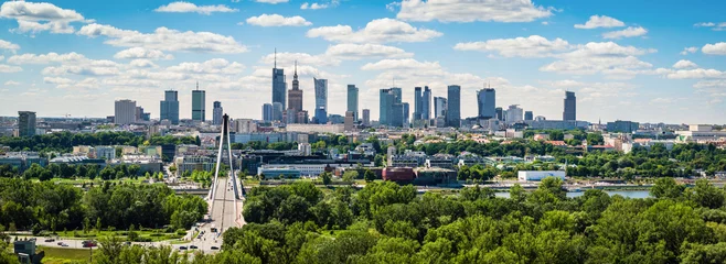 Swietokrzyski-Brücke und Wolkenkratzer im Stadtzentrum, Warschauer Luftpanoramalandschaft unter blauem Himmel © lukszczepanski