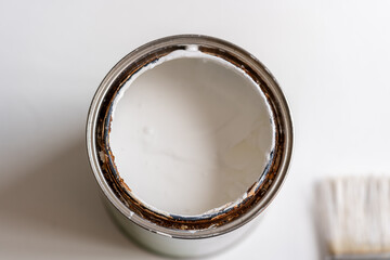 bote de pintura blanca y fondo blanco medio oxidado