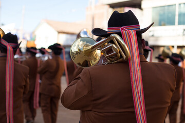 Músico tocando el Trombón en una fiesta patronal en Perú. Concepto de tradiciones y cultura.