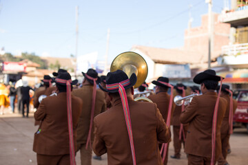 Músico tocando el Trombón en una fiesta patronal en Perú. Concepto de tradiciones y cultura.