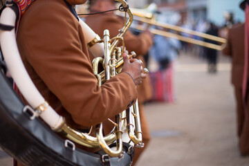Músico tocando el Trombón en una fiesta patronal en Perú. Concepto de tradiciones y cultura. - obrazy, fototapety, plakaty