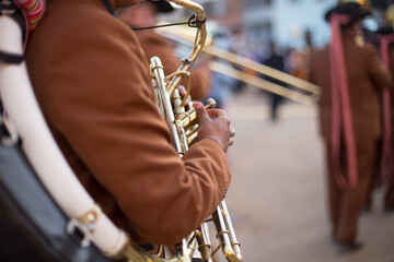 Músico tocando el Trombón en una fiesta patronal en Perú. Concepto de tradiciones y cultura.