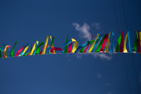 banderitas de colores colgadas con el cielo azul de fondo. Concepto de tradiciones y festividades.