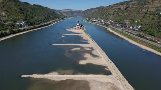 Der Rhein und Burg Pfalzgrafenstein bei Niedrigwasser im August 2022