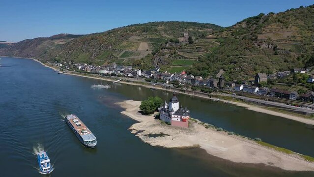 Der Rhein und Burg Pfalzgrafenstein bei Niedrigwasser im August 2022