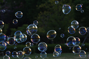 黒バックのシャボン玉