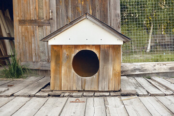 Dog house, kennel or kennel. Valliere re with a small dog house. Wooden kennel with gable roof