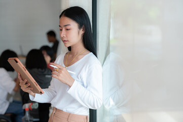 Obraz premium businesswoman using smartphone