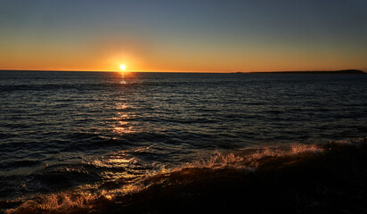 Fototapeta premium Atardecer, sol, naranja, olas, reflejo, costanera.
