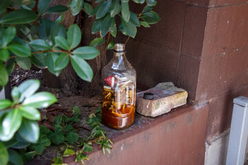 ペットボトルに入ったタバコの吸い殻