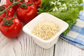 Raw sesame seeds in the bowl