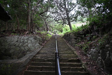 静岡県松崎市雲見にある浅間雲見神社の参道にある長い石の階段