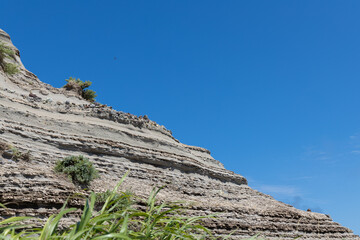 層をなす岩場と青空