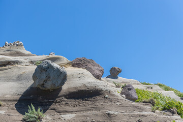 青空と雨風に削られてできた階段状の岩場