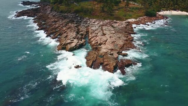 Tropikalny piękny naturalny krajobraz oceanu i skalnego wybrzeża, rajskie plaże, ujęcia z drona.