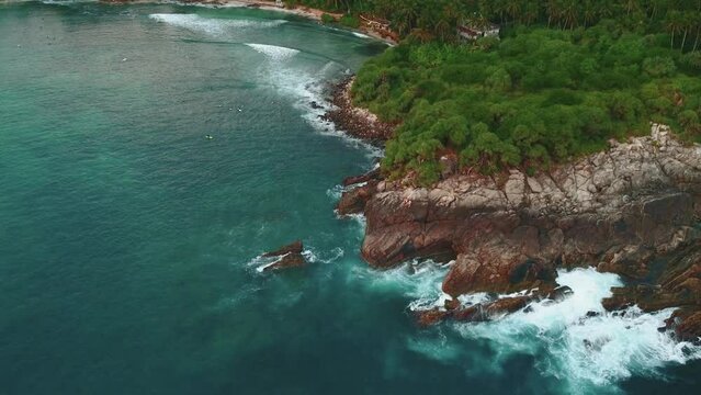 Tropikalny piękny naturalny krajobraz oceanu i skalnego wybrzeża, rajskie plaże, ujęcia z drona.