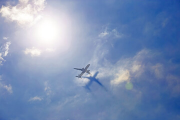 Fototapeta na wymiar 雲に飛行機の影が綺麗に映った