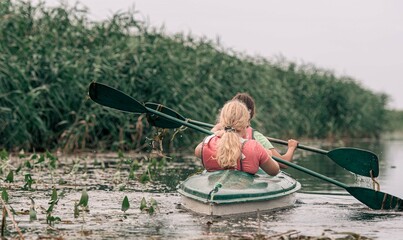Wakacyjny spływ kajakowy rzeką © Beenis