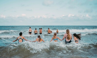 Fototapeta Wspólna wakacyjna kąpiel  w morzu obraz
