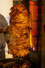 une broche de kebab en préparation	