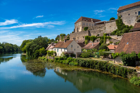 Fototapeta Psmes, France - The beautiful French village of Pesmes in the Haute-Saône department in the region of Bourgogne-Franche-Comté in eastern France
