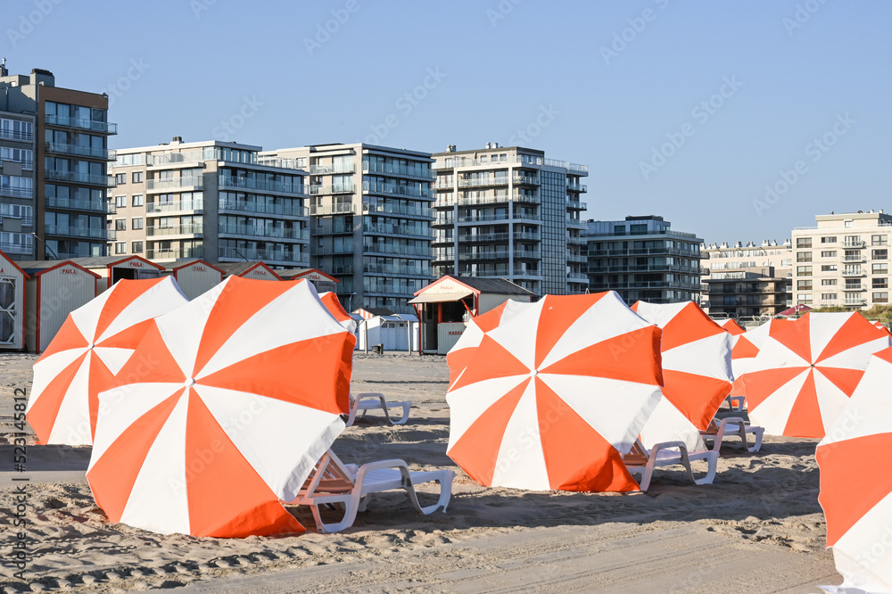 Canvas Prints Belgique Flandre mer du nord Littoral côte belge plage ocean vacances Vlanderen Belgie Belgium parasol soleil immobilier logement