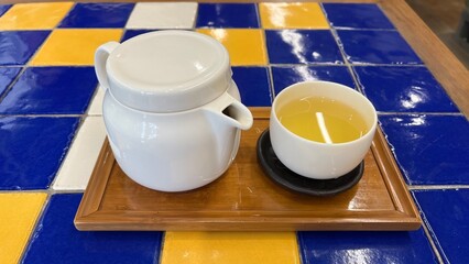 白いティーセットに入ったウーロン茶