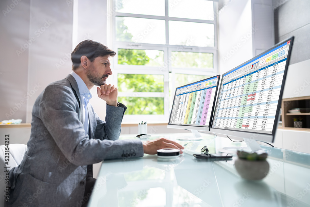 Aufkleber electronic spreadsheet on analyst auditor computer