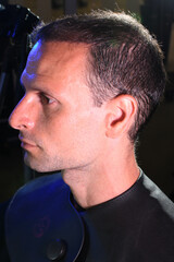Tête d'homme brun de profil au salon de coiffure © William Vallée