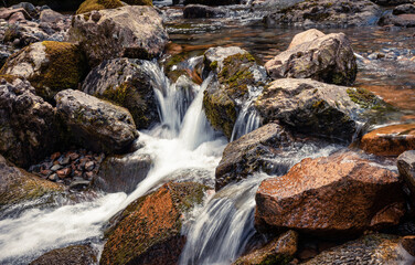 Naklejka na ściany i meble Ein Wasserfall am Weg zum Hidden Valley in Schottland