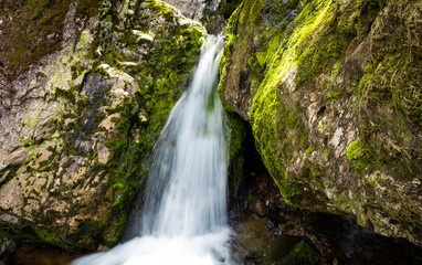 Ein Wasserfall in Schottland, in der Nähe von Glencoe
