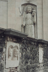 Duomo di Gemona del Friuli. Particolare con lapidi dell' esterno con Statua di san Cristoforo.
