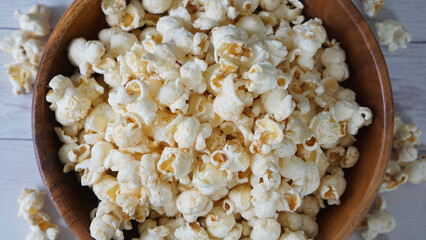 木のうつわに守られたポップコーン