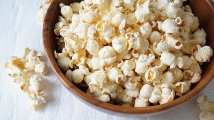 木のうつわに守られたポップコーン