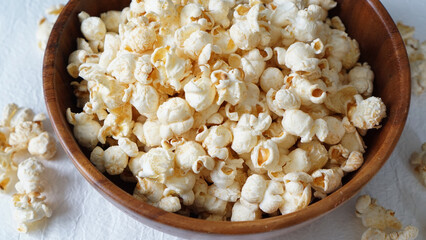 木のうつわに守られたポップコーン