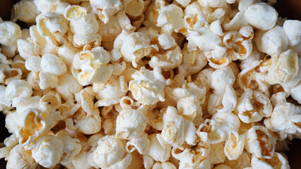 木のうつわに守られたポップコーン