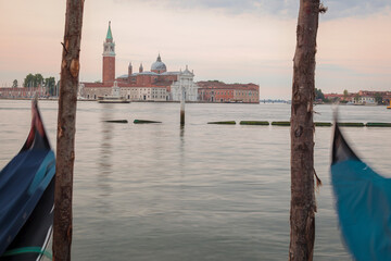Venezia. Gondole ormeggiate al Molo di Palazzo Ducale verso l' isola di San Giorgio Maggiore